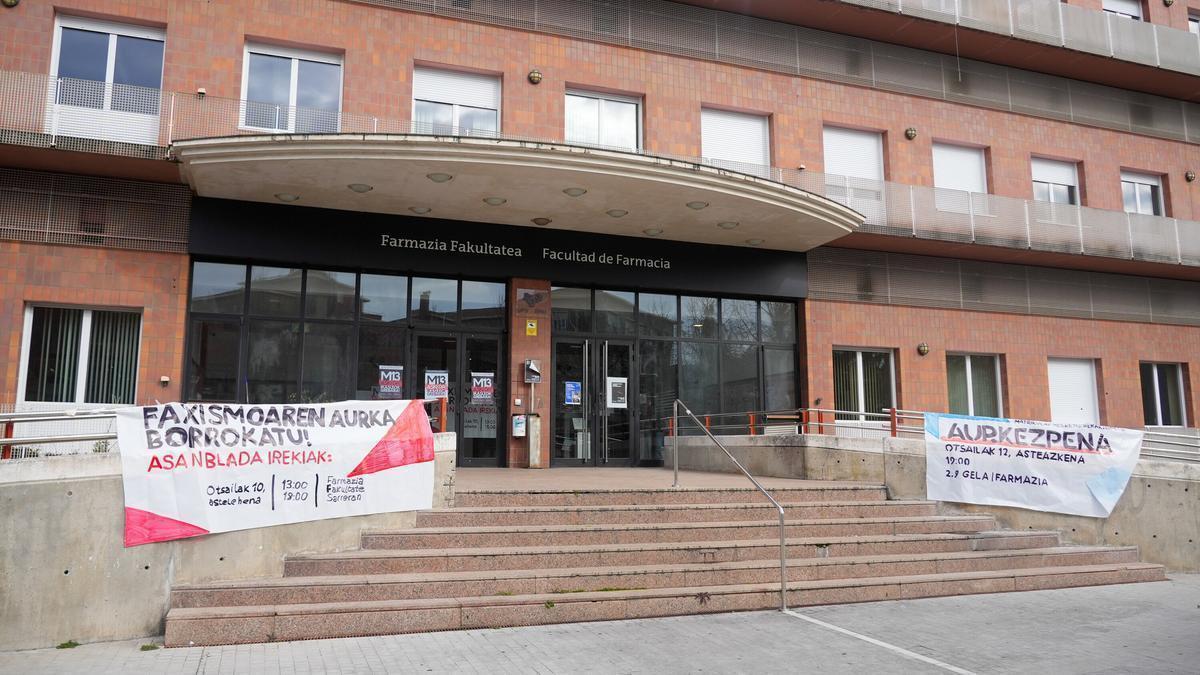 Pancartas contra el fascismo en la Facultad de Farmacia de Gasteiz.