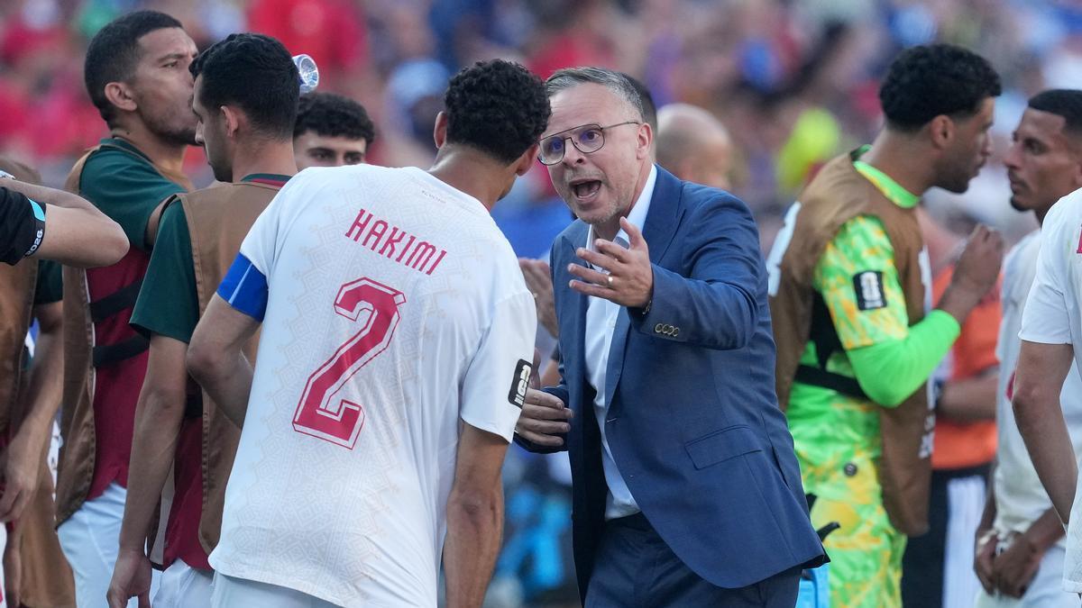 El seleccionador Mohamed Ouahbi da instrucciones a Achraf Hakimi.