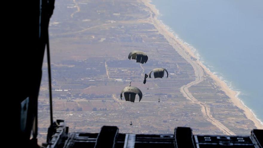 Jordania lanza ayuda humanitaria por aire.