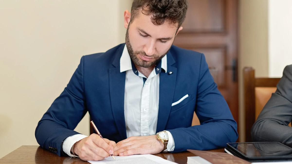 Imagen de un notario firmando una herencia