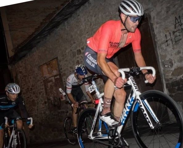 Corredores atraviesan el recorrido urbano en una pasada edición de la carrera.