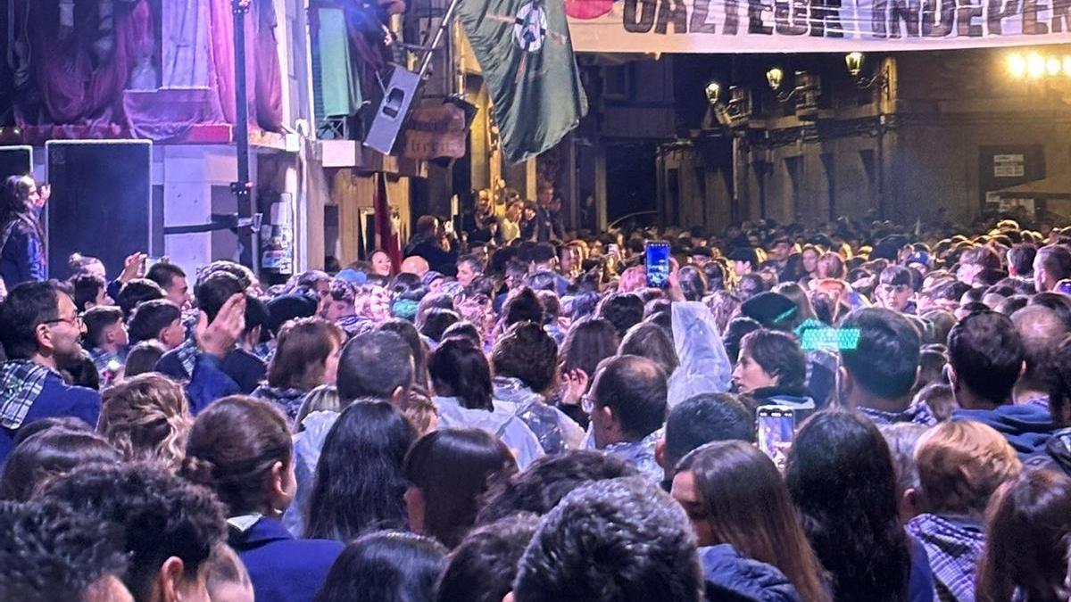 Momento de la izada de la bandera de San Telmo el pasado fin de semana en Zumaia.