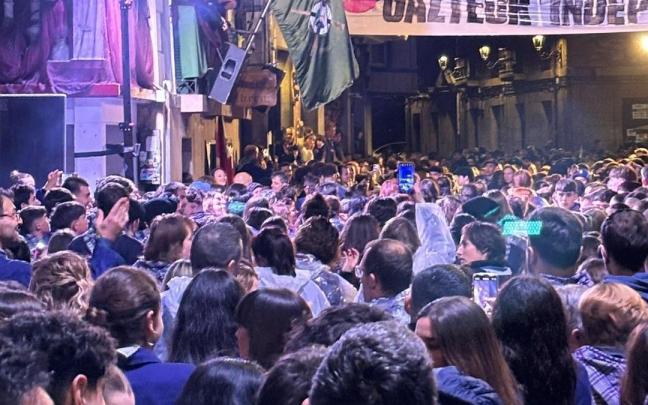 Momento de la izada de la bandera de San Telmo el pasado fin de semana en Zumaia.