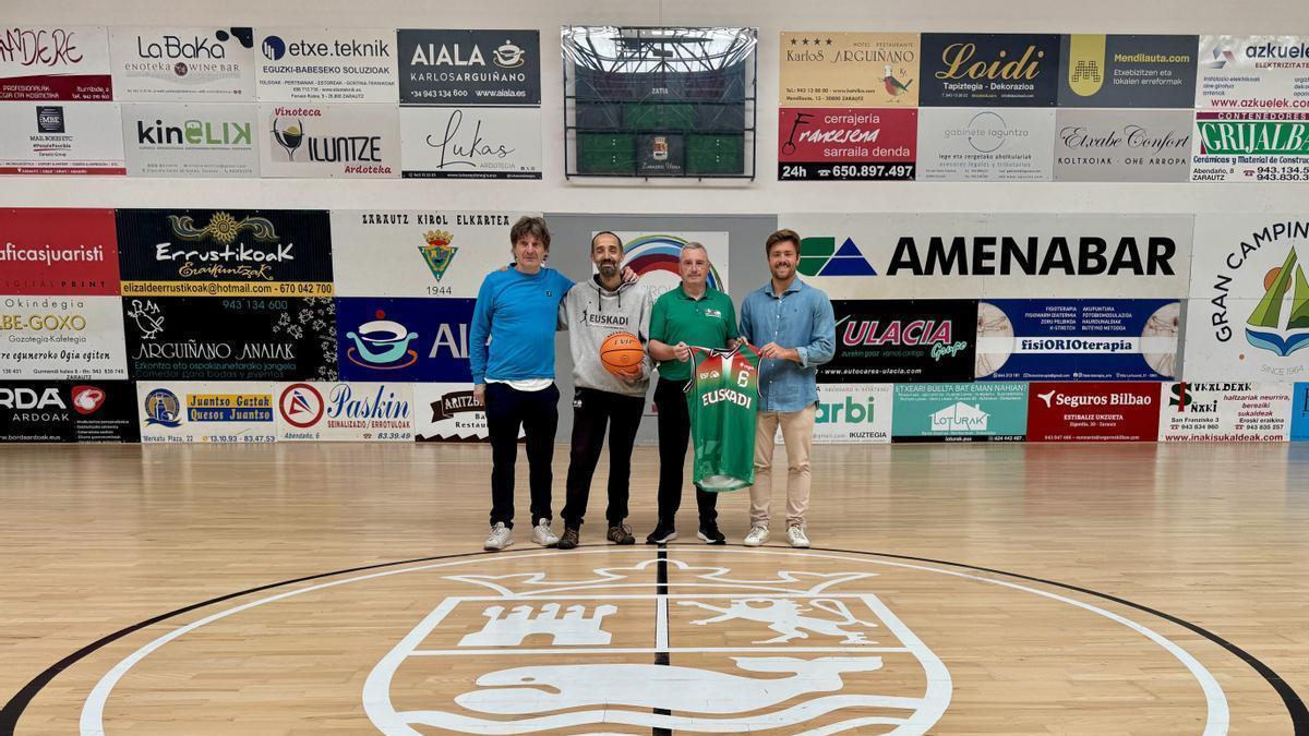 Koldo Arsuaga, representante de la Federación Vasca de Baloncesto, Dan Lertxundi, ZKE Saskibaloia, Joseba Lizarralde, entrenador de la Euskal Selekzioa e Inaxio Illarramendi, concejal de Deportes.