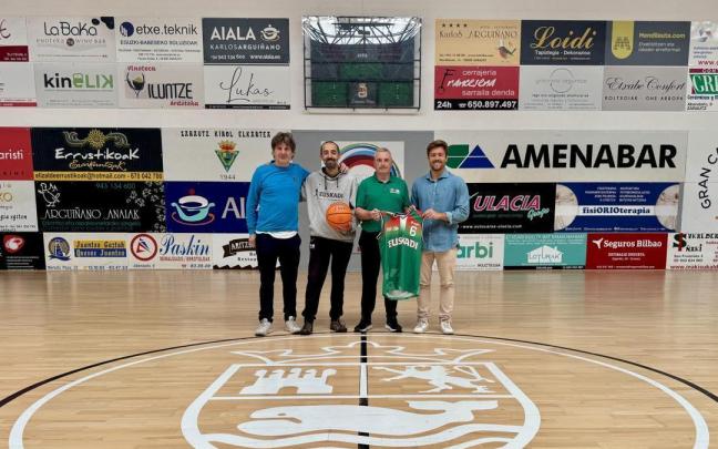 Koldo Arsuaga, representante de la Federación Vasca de Baloncesto, Dan Lertxundi, ZKE Saskibaloia, Joseba Lizarralde, entrenador de la Euskal Selekzioa e Inaxio Illarramendi, concejal de Deportes.