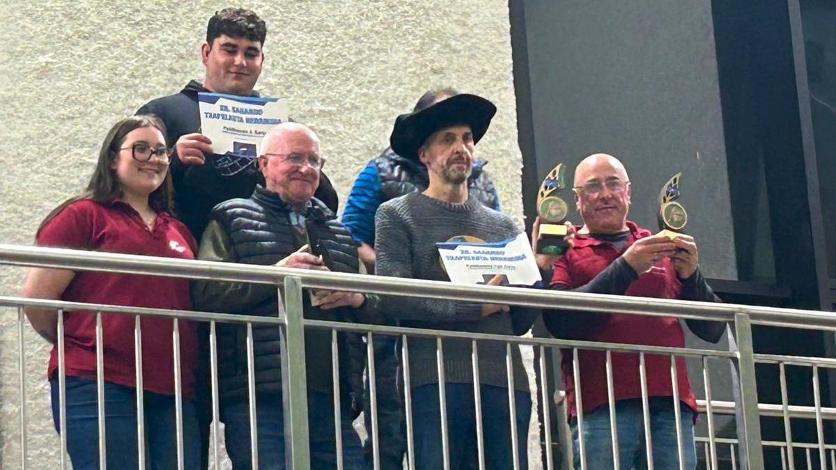Los premiados en el campeonato de sidra posan con los trofeos.