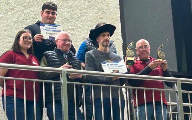 Los premiados en el campeonato de sidra posan con los trofeos.