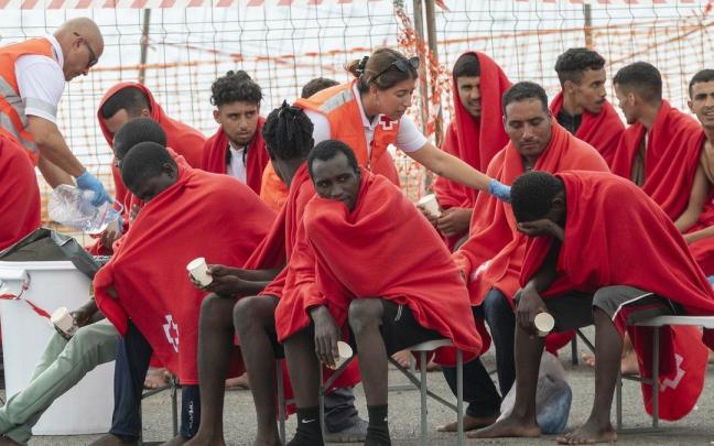 En la isla de El Hierro hay actualmente 704 inmigrantes adultos y otros 243 menores.