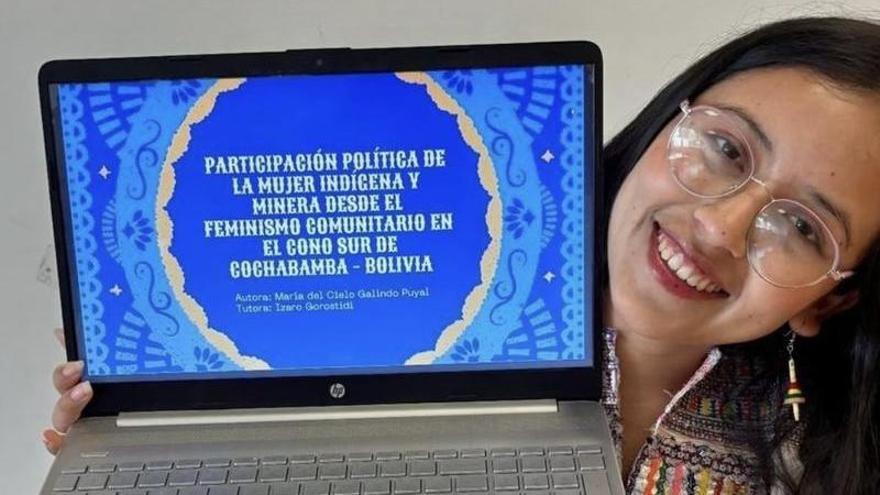 Mª del Cielo Galindo muestra orgullosa su Trabajo Fin de Máster.