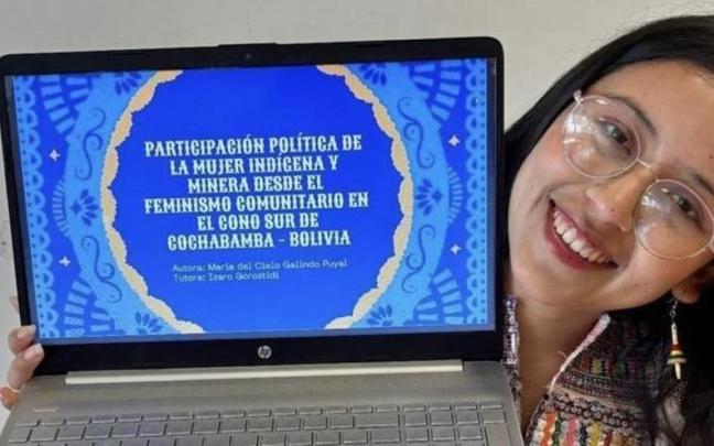 Mª del Cielo Galindo muestra orgullosa su Trabajo Fin de Máster.