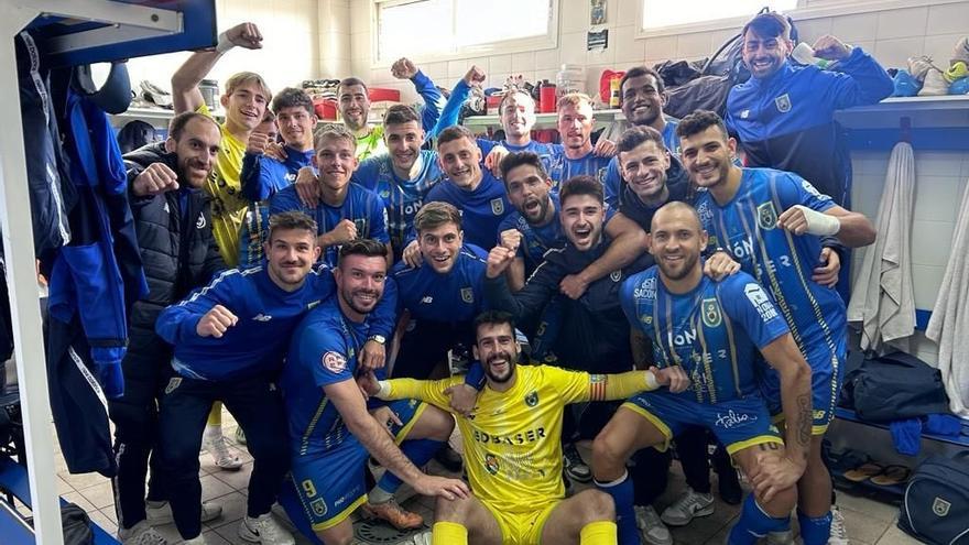 Los jugadores del Andratx celebran este domingo en el vestuario su victoria contra el Espanyol B. / CE ANDRATX