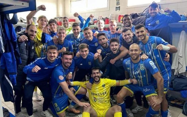 Los jugadores del Andratx celebran este domingo en el vestuario su victoria contra el Espanyol B. / CE ANDRATX