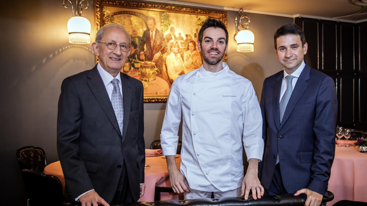 Pere Monje, David Andrés y Josep Monje en el Via Veneto de Barcelona.