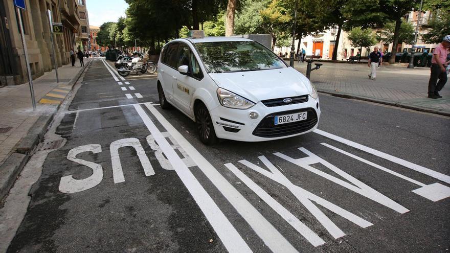 Un taxi espera en la parada de taxis del Paseo de Sarasate.