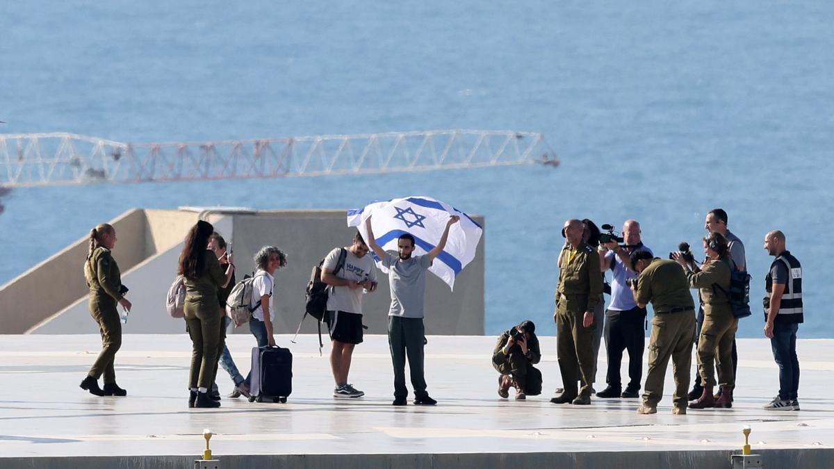 En imágenes | Los familiares de los rehenes israelíes celebran su liberación