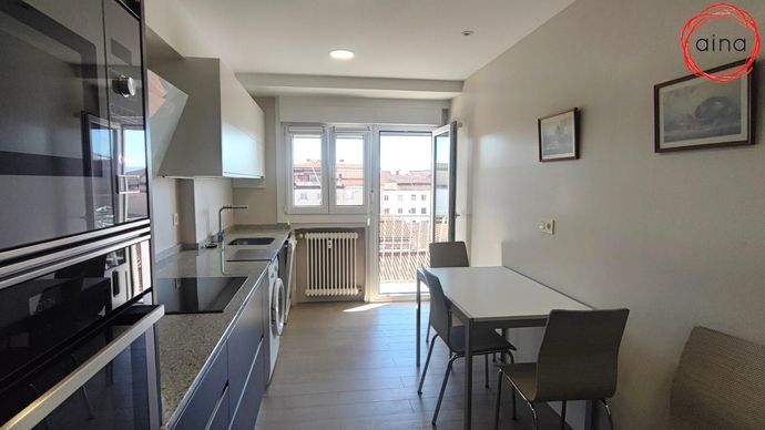 Piso reformado con terraza y plaza de garaje en Mendillorri.