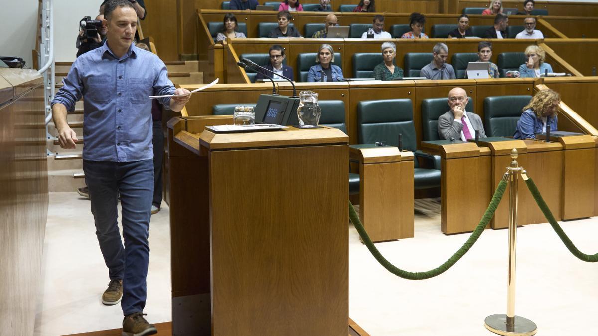 El secretario general de ELA, Mikel Lakuntza, antes de tomar la palabra ante el Parlamento.