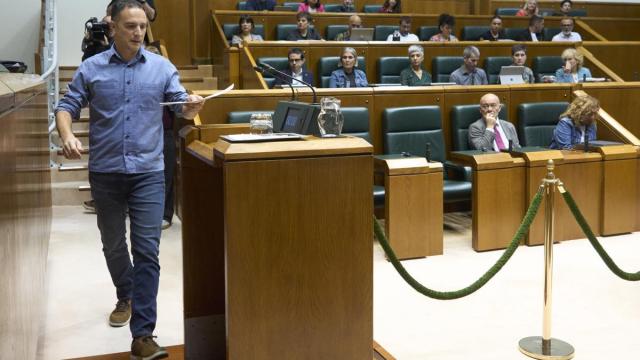 El secretario general de ELA, Mikel Lakuntza, antes de tomar la palabra ante el Parlamento.