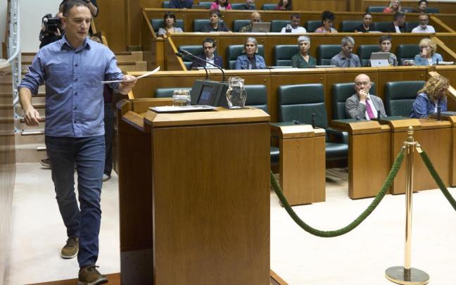 El secretario general de ELA, Mikel Lakuntza, antes de tomar la palabra ante el Parlamento.