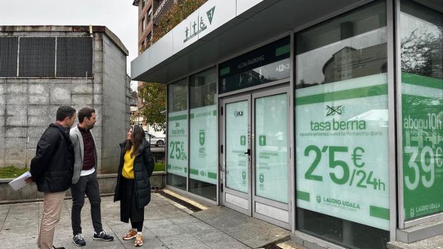 La alcaldesa de Laudio conversando con los gestores del Parking Aldai en el acceso peatonal al servicio