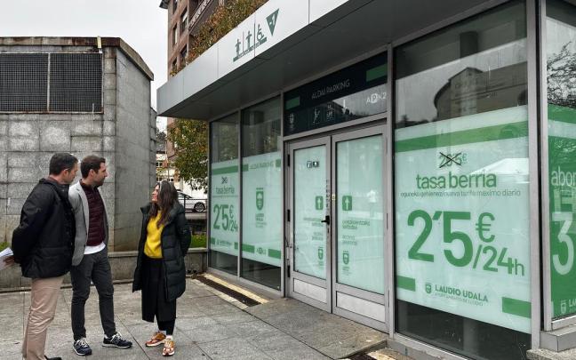 La alcaldesa de Laudio conversando con los gestores del Parking Aldai en el acceso peatonal al servicio