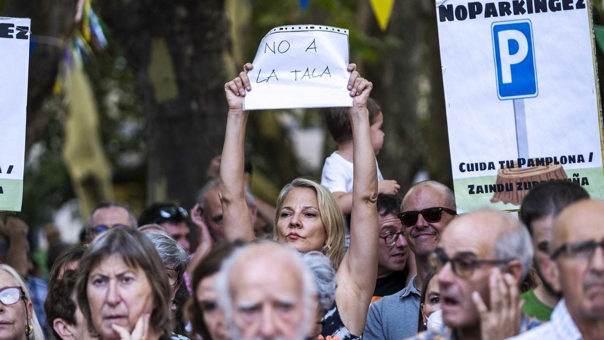 Participantes en la concentración vecinal contra el parking de la calle Sangüesa.