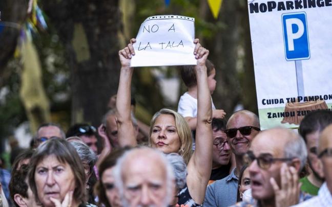 Participantes en la concentración vecinal contra el parking de la calle Sangüesa.