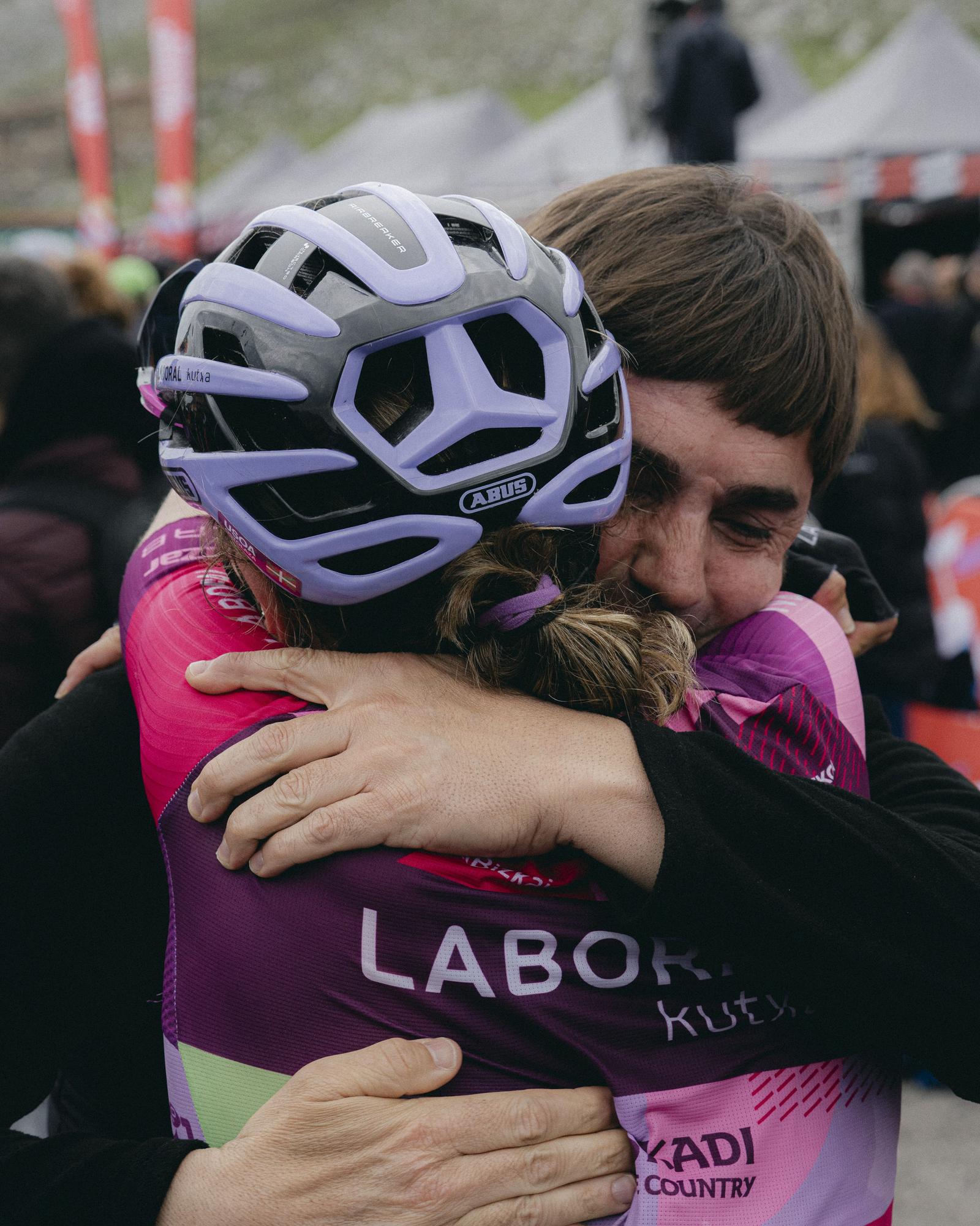 Galdos abraza a Usoa Ostolaza tras el cuarto puesto de la zarauztarra en la Vuelta femenina.