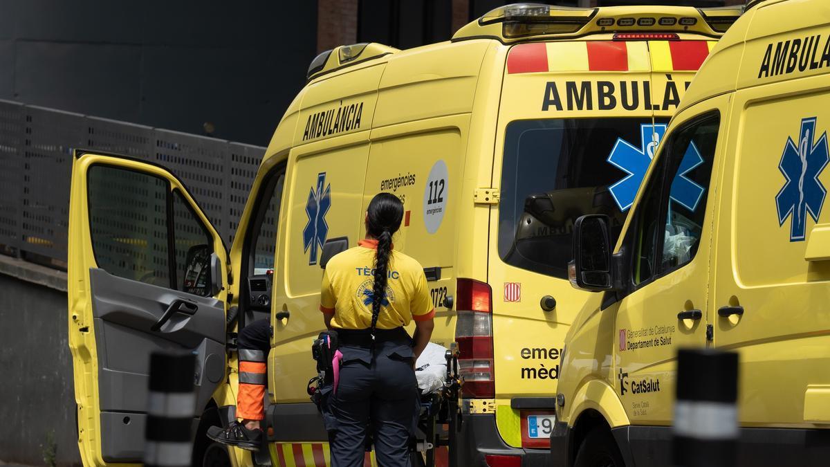 Unos sanitarios trabajan en una ambulancia, en Barcelona