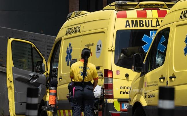 Unos sanitarios trabajan en una ambulancia, en Barcelona