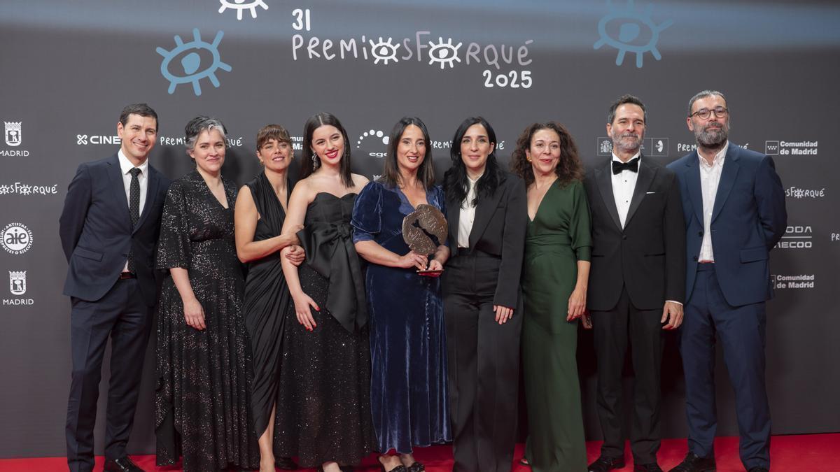 Parte del equipo de 'Los domingos' posa con su premio a Mejor largometraje de ficción