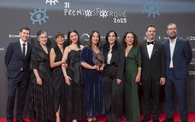 Parte del equipo de 'Los domingos' posa con su premio a Mejor largometraje de ficción
