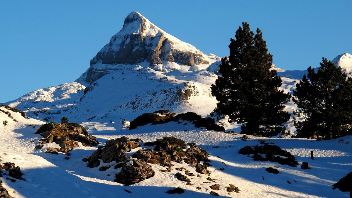 El Anie (2.504 metros), nevado.