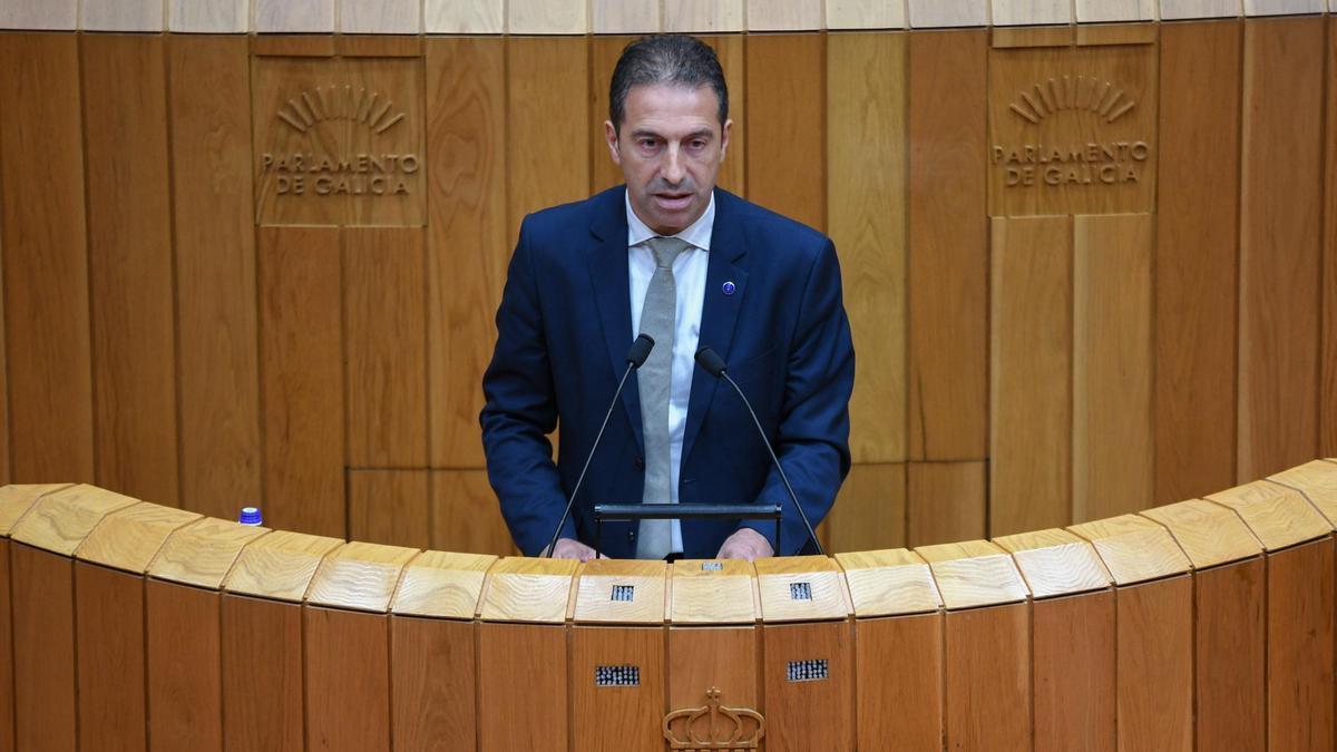 El conselleiro do Mar, Alfonso Villares, en el Parlamento