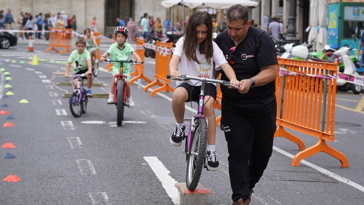 Varios niños participan en las jornadas 'Domingos en bicicleta' en su edición de 2022