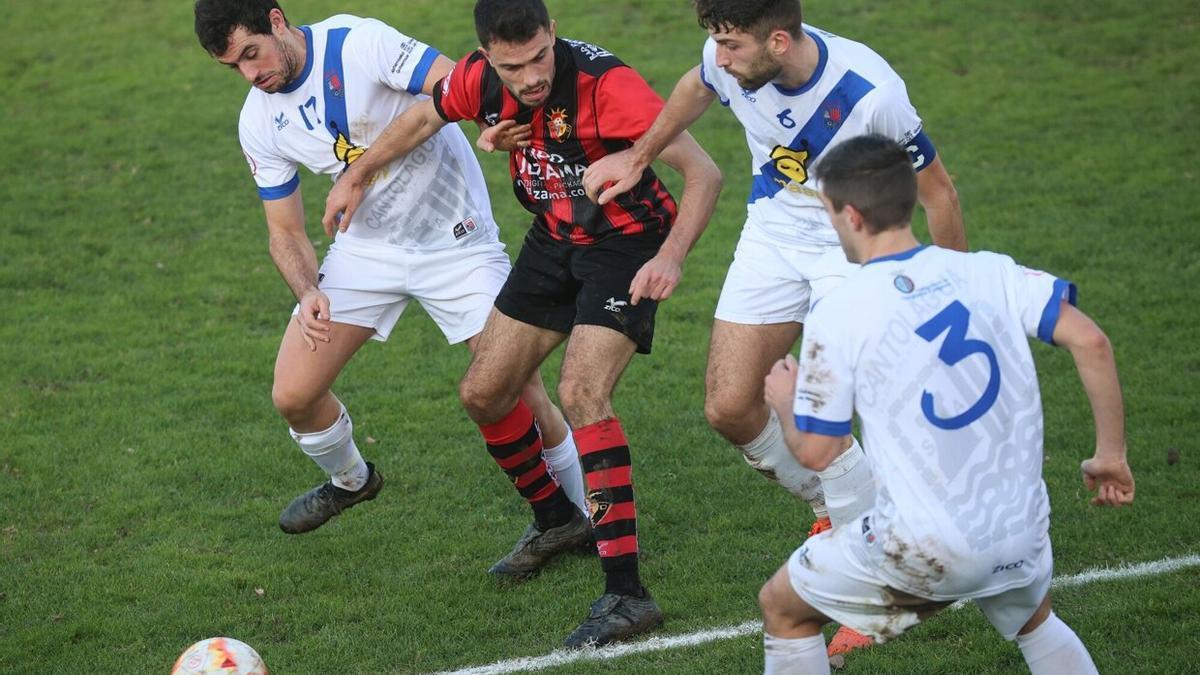 Jugadores del Cantolagua en un lance de juego.