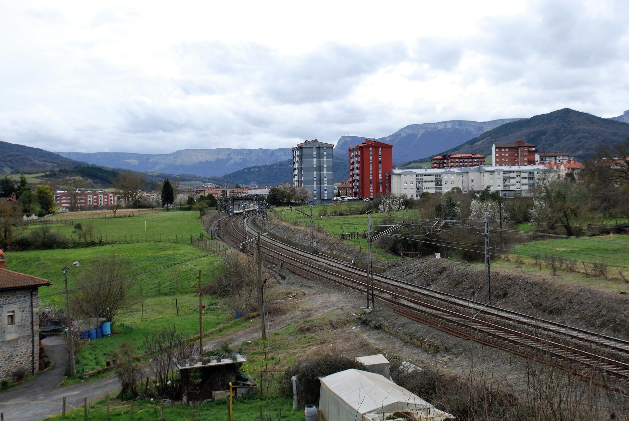 Vista de la línea C3 en las inmediaciones de Amurrio