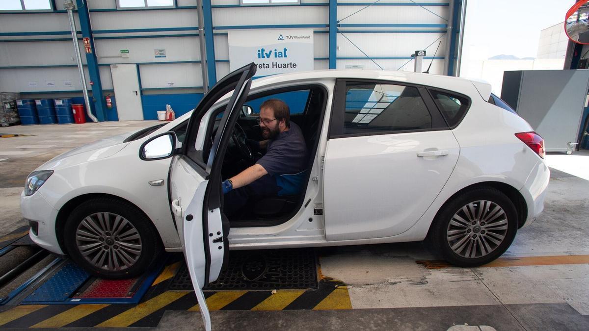 Un coche, pasando la ITV.