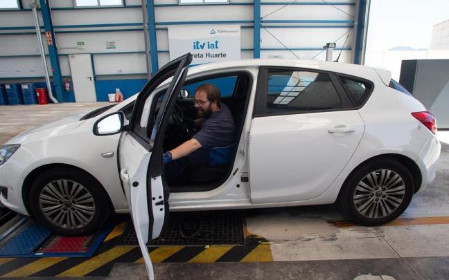 Un coche, pasando la ITV.