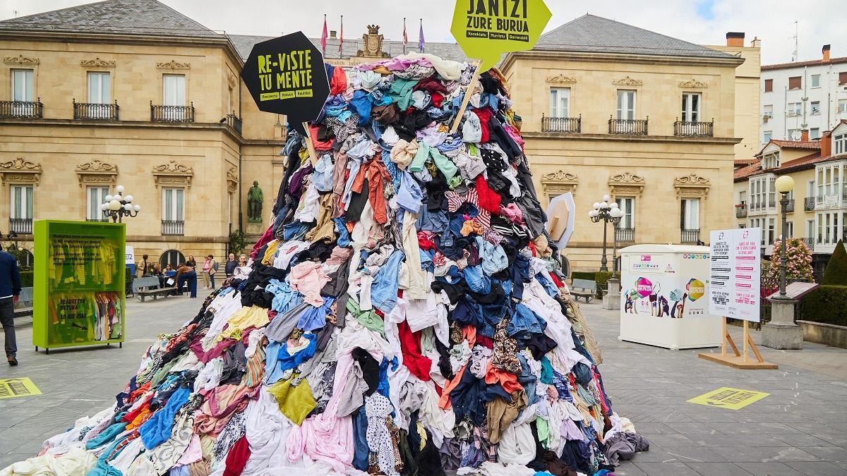 "Jantzi zure burua" kanpaina arabarra finalista hautatu dute EWWR 2025 Hondakinen Prebentzio Asteko Europako sarietan.