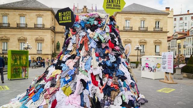 "Jantzi zure burua" kanpaina arabarra finalista hautatu dute EWWR 2025 Hondakinen Prebentzio Asteko Europako sarietan.