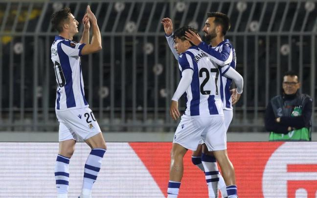 Pacheco celebra su gol con Brais y Aramburu. / ANDREJ CUKIC