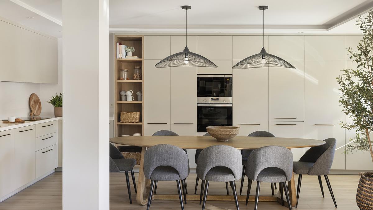 La cocina con su amplia zona de comedor.