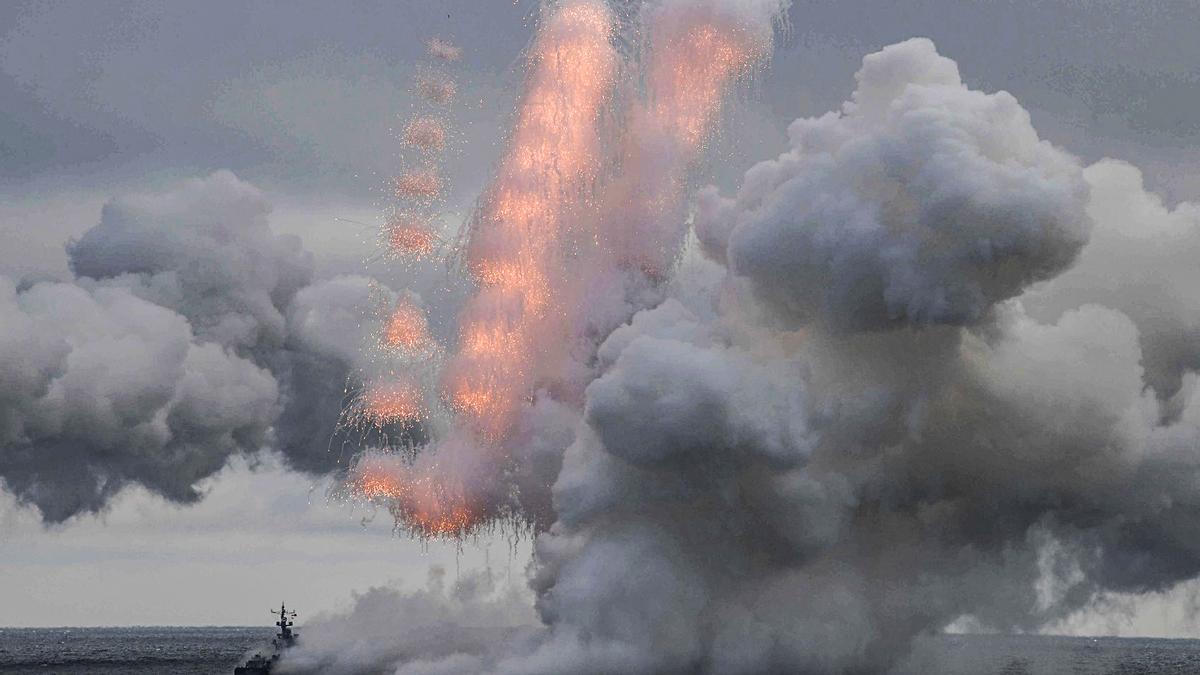 Un buque de guerra ruso participa en unas pruebas de lanzamiento de misiles con capacidad nuclear Kinzhal y Kalibr en aguas del mar Negro cerca de la península de Crimea.