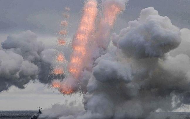 Un buque de guerra ruso participa en unas pruebas de lanzamiento de misiles con capacidad nuclear Kinzhal y Kalibr en aguas del mar Negro cerca de la península de Crimea.