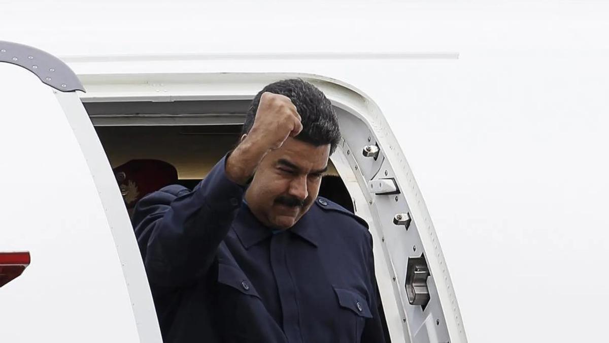 Nicolás Maduro saliendo de su avión