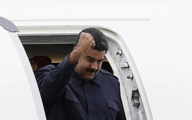 Nicolás Maduro saliendo de su avión / EFE Nicolás Maduro saliendo de su avión