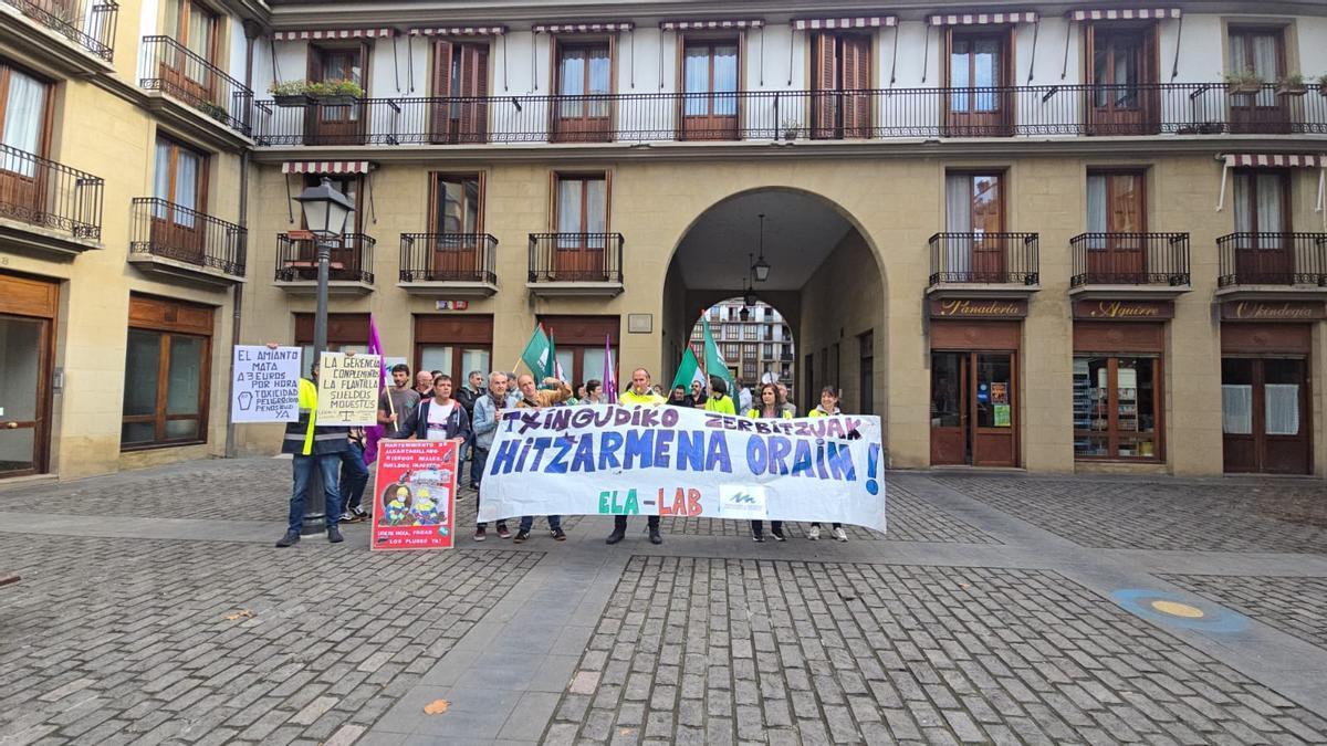 Trabajadores y trabajadoras de Servicios de Txingudi, esta mañana frente a la oficina de atención al público de Irun, en la calle Juncal.