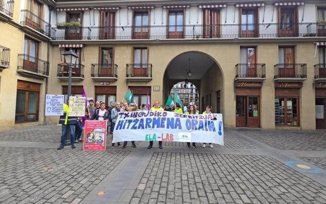 Trabajadores y trabajadoras de Servicios de Txingudi, esta mañana frente a la oficina de atención al público de Irun, en la calle Juncal.