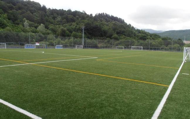 El campo de fútbol de Txolon acogerá los partidos de la fase este fin de semana.
